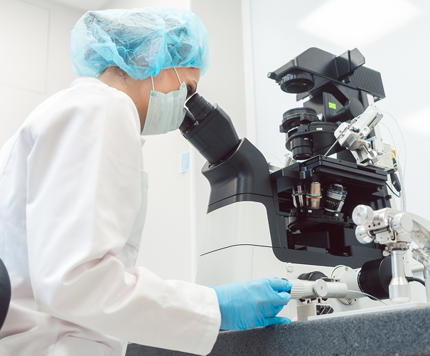 Latihan prosedur fakoemulsifikasi untuk bedah katarak di Wet Lab MCA Eye