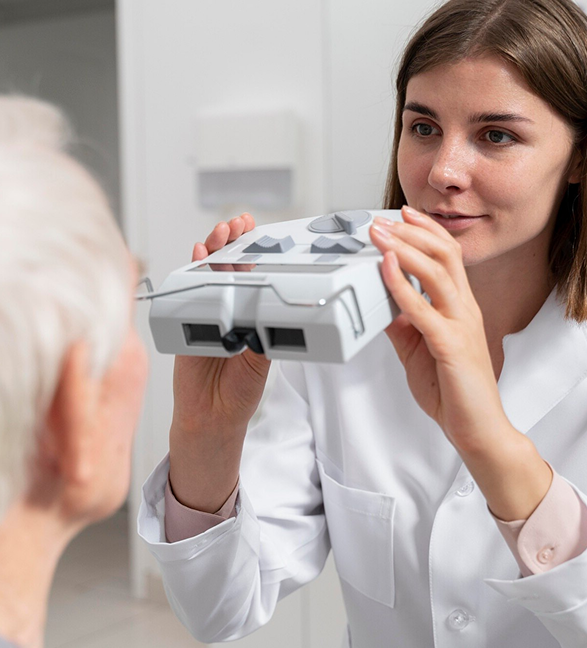 Fasilitas wet lab MCA Eye dengan mikroskop dan mesin fakoemulsifikasi