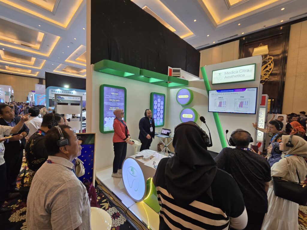 MCA menghadirkan dr. Syam Suharyono, Sp.M dalam diskusi bertajuk “LASIK Cost-Efficient,