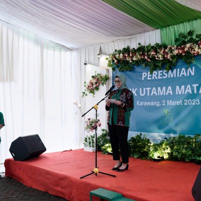 dr. Etty Budiasni, SpM sedang melakukan peresmian Klinik Utama Mata MCA.