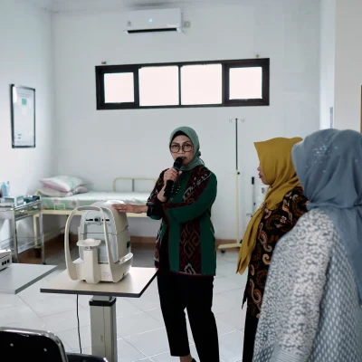 dr.Etty Budiasni, SpM menjelaskan alat pemerikasaan mata