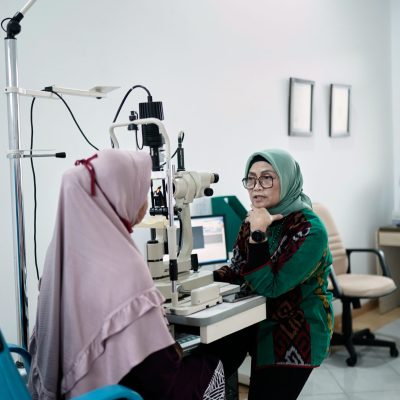 dr. Etty Budiasni, SpM memeriksa pasien di Klinik Utama Mata MCA.