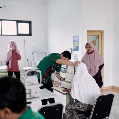 Staff Klinik Utama Mata MCA memeriksa pasien