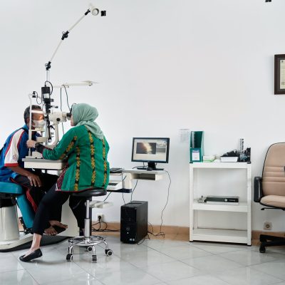 dr. Etty Budiasni, SpM memeriksa pasien di Klinik Utama Mata MCA.